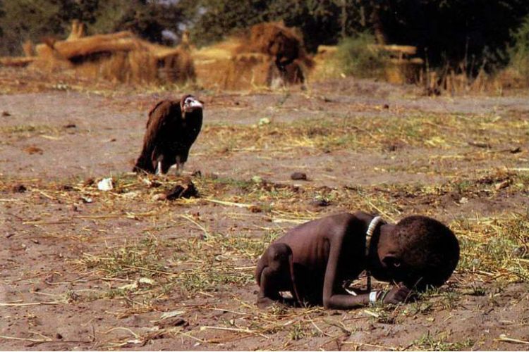 Buitre y niño africano desnutrido fotografía famosa
